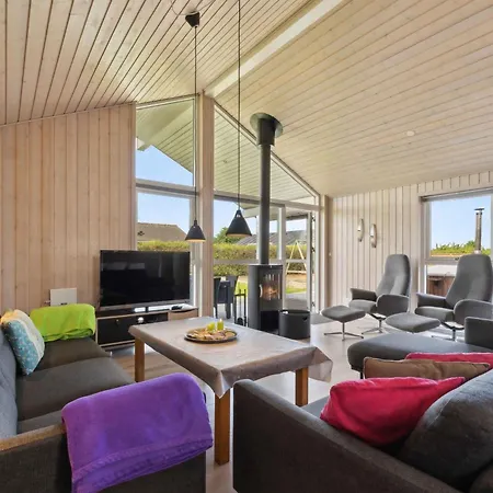 Semesterbostad Activity House - Flovt Strand,